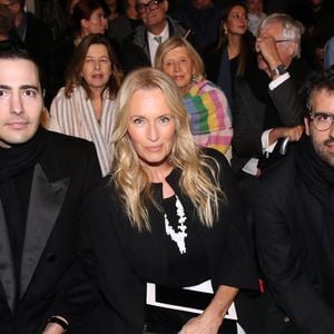Jean-Victor Meyers, Estelle Lefébure et Nicolas Meyers - Défilé de mode L’Oréal, Prêt-à-porter Printemps / Eté 2023, à l’Ecole Militaire, dans le cadre de la Fashion Week de Paris, France, le 02 Octobre 2022. 

© Bertrand Rindoff / Bestimage