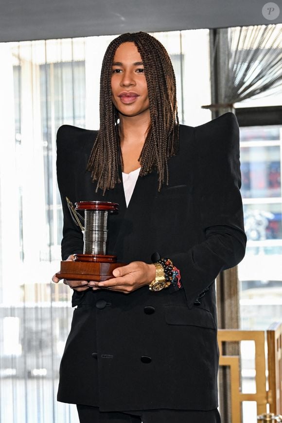 Cela faisait seize ans qu'il travaillait pour la direction artistique.

Le musée du FIT a accueilli son déjeuner du Conseil de la couture 2025, en l'honneur du célèbre créateur Olivier Rousteing. © BFA.com / Backgrid USA / Bestimage