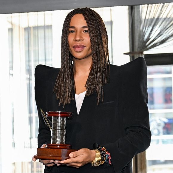 Cela faisait seize ans qu'il travaillait pour la direction artistique.

Le musée du FIT a accueilli son déjeuner du Conseil de la couture 2025, en l'honneur du célèbre créateur Olivier Rousteing. © BFA.com / Backgrid USA / Bestimage