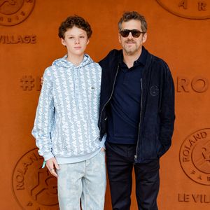 Guillaume Canet et son fils Marcel au village lors des Internationaux de France de Tennis de Roland Garros 2025, à Paris, France, le 8 juin 2025. © Cyril Moreau/Bestimage