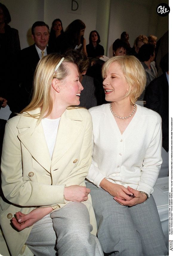 Très touchée par ce sujet, l’artiste qui était très proche de sa chienne Muffin a également évoqué les périodes estivales, souvent synonymes d’abandons massifs.

Archives : Sylvie Vartan et Estelle Lefébure au défilé de mode Céline en 1999 à Paris RINDOFF-GARCIA / BESTIMAGE