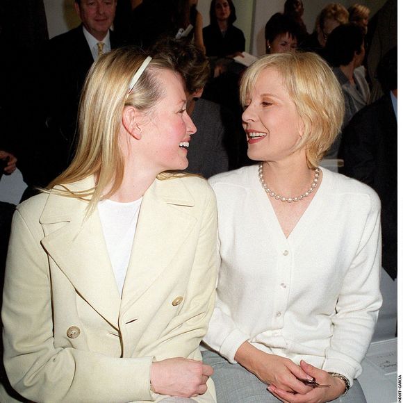 Très touchée par ce sujet, l’artiste qui était très proche de sa chienne Muffin a également évoqué les périodes estivales, souvent synonymes d’abandons massifs.

Archives : Sylvie Vartan et Estelle Lefébure au défilé de mode Céline en 1999 à Paris RINDOFF-GARCIA / BESTIMAGE