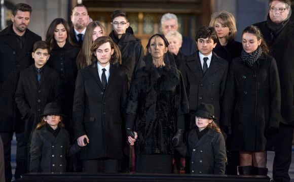 Celine Dion, avec ses fils Eddy et Nelson, et René-Charles Angelil, et des membres de la famille se tiennent devant le cercueil de son défunt mari René Angelil à la Basilique Notre-Dame vendredi 22 janvier 2016 à Montréal. Photo par Paul Chiasson/ La Presse Canadienne/ABACAPRESS.COM