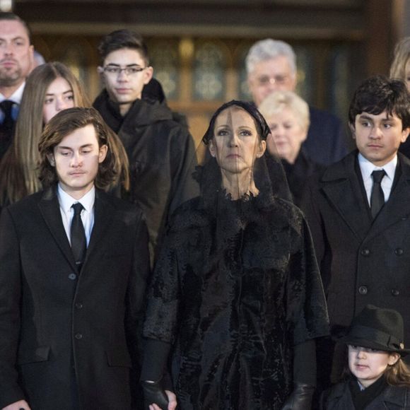 Celine Dion, avec ses fils Eddy et Nelson, et René-Charles Angelil, et des membres de la famille se tiennent devant le cercueil de son défunt mari René Angelil à la Basilique Notre-Dame vendredi 22 janvier 2016 à Montréal. Photo par Paul Chiasson/ La Presse Canadienne/ABACAPRESS.COM