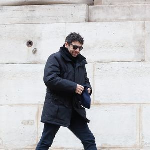 Patrick Bruel - Sorties des obsèques de Niels Arestrup à l'Église Saint-Roch à Paris. Le 10 décembre 2024. © Christophe Clovis / Bestimage