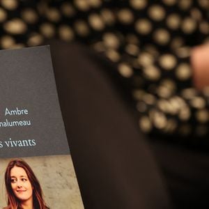 La journaliste et écrivaine Ambre Chalumeau lors d'un échange avec son public lors de la sortie de son livre "Les Vivants" - Stock, à la Station Ausone - Librairie Mollat à Bordeaux, France, le 25 mars 2025.

© Jean-Marc Lhomer/Bestimage