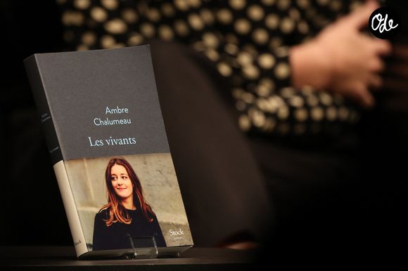 La journaliste et écrivaine Ambre Chalumeau lors d'un échange avec son public lors de la sortie de son livre "Les Vivants" - Stock, à la Station Ausone - Librairie Mollat à Bordeaux, France, le 25 mars 2025.

© Jean-Marc Lhomer/Bestimage