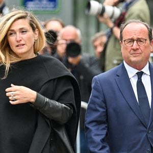 François Hollande et son épouse Julie Gayet aux funérailles de B. Chirac à la basilique Sainte-Clotilde à Paris (7e) le 12 juin 2026. L’ancienne première dame de France est décédée le 5 juin 2026 à l’âge de 93 ans. 
© Jacovides / Liewig / Bestimage