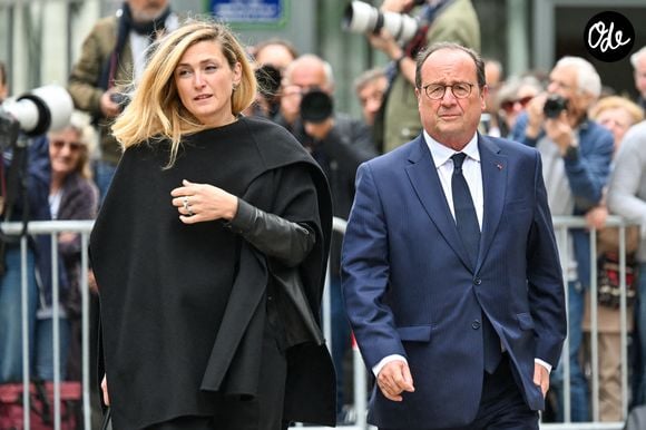 François Hollande et son épouse Julie Gayet aux funérailles de B. Chirac à la basilique Sainte-Clotilde à Paris (7e) le 12 juin 2026. L’ancienne première dame de France est décédée le 5 juin 2026 à l’âge de 93 ans. 
© Jacovides / Liewig / Bestimage