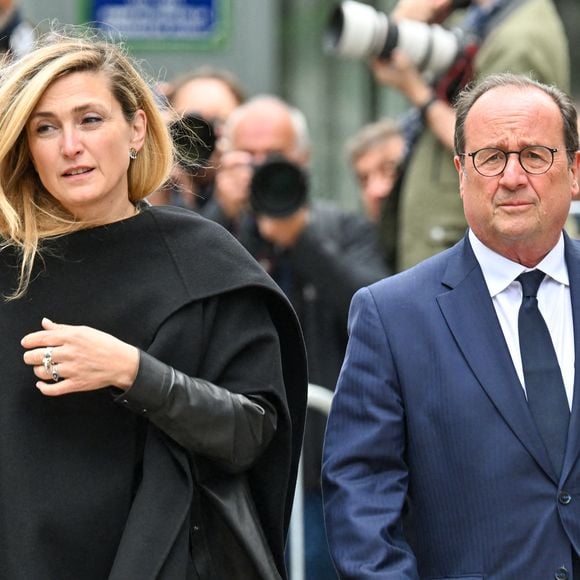 François Hollande et son épouse Julie Gayet aux funérailles de B. Chirac à la basilique Sainte-Clotilde à Paris (7e) le 12 juin 2026. L’ancienne première dame de France est décédée le 5 juin 2026 à l’âge de 93 ans. 
© Jacovides / Liewig / Bestimage