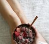 Le granola a une image très saine, mais certaines versions industrielles sont riches en sucres ajoutés et en matières grasses.

Cocobols sur Unsplash