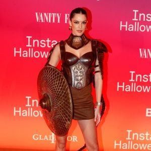 Iris Mittenaere (miss France et miss Univers 2016) en gladiatrice - Soirée Instagram halloween à l'hôtel Marois à Paris, France, le 31 octobre 2024. © Christophe Clovis / Bestimage