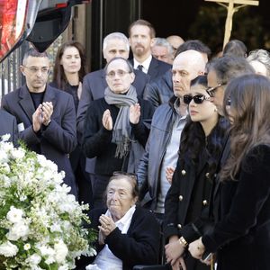 Cylia Chasman et sa soeur Shana Chasman, les filles de la défunte, leur père Steven Chasman et Micheline Tchemberdji, la mère de N.Farès - Sortie des obsèques de Nadia Farès en l'église Saint-Jean-de-Montmartre à Paris, le 24 avril 2026. N.Farès est décédée le 17 avril 2026 quelques jours après un "incident cardiaque" survenu le 12 avril 2026 dans la piscine du complexe sportif, Blanche (9ème).
