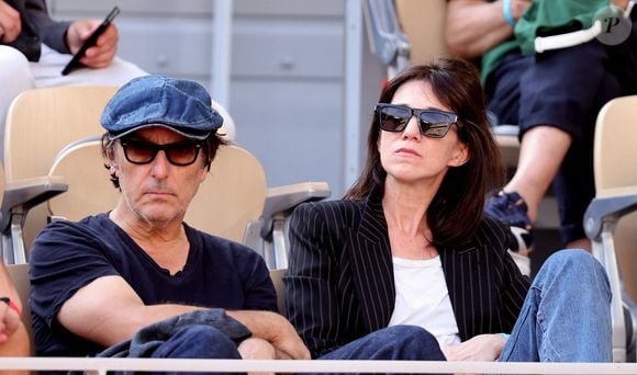 Je ne peux pas croire qu’en-dehors de moi, quand je ne suis pas là, elle est fidèle…", avait dit le réalisateur en 2016, dans une interview accordée au magazine "Lui".

Charlotte Gainsbourg et son compagnon Yvan Attal en tribunes lors des Internationaux de France de tennis de Roland Garros 2023, à Paris, France, le 9 juin 2023. © Jacovides-Moreau/Bestimage