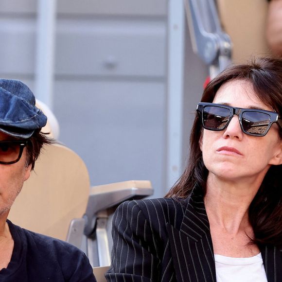 Je ne peux pas croire qu’en-dehors de moi, quand je ne suis pas là, elle est fidèle…", avait dit le réalisateur en 2016, dans une interview accordée au magazine "Lui".

Charlotte Gainsbourg et son compagnon Yvan Attal en tribunes lors des Internationaux de France de tennis de Roland Garros 2023, à Paris, France, le 9 juin 2023. © Jacovides-Moreau/Bestimage