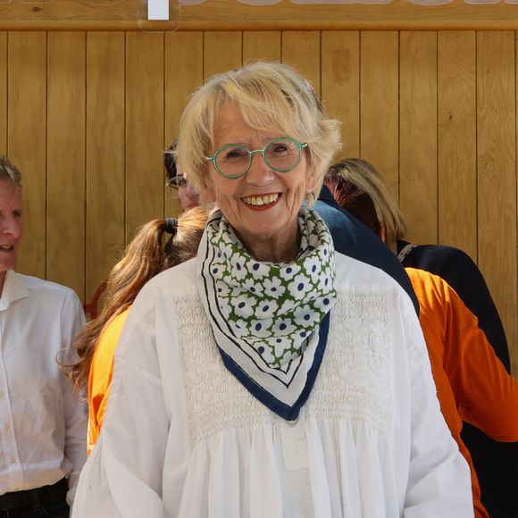 Aujourd'hui âgée de 84 ans, Mercotte profite de son existence

Mercotte (Jacqueline Mercorelli), maîtresse de cérémonie - Les Chefs à Saint-Tropez fêtent les producteurs 2026 avec un concours de Pâtisserie" La Tropézienne" sur la place des Lices à Saint-Tropez, le 2 mai 2026. 
© Jean-Marc Lhomer / Bestimage