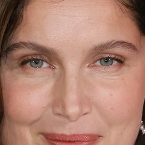 Son teint éclatant suscite donc l'admiration et l'interrogation chez de nombreux passionnés de beauté.

Laetitia Casta - Avant-première du film "Le Crime du 3e étage" au cinéma Pathé Wepler à Paris le 9 mars 2026. 

© Coadic Guirec/Bestimage