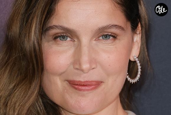 Son teint éclatant suscite donc l'admiration et l'interrogation chez de nombreux passionnés de beauté.

Laetitia Casta - Avant-première du film "Le Crime du 3e étage" au cinéma Pathé Wepler à Paris le 9 mars 2026. 

© Coadic Guirec/Bestimage
