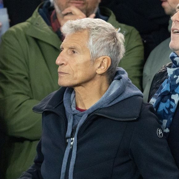 Nagui - Célébrités dans les tribunes du match de Ligue des Champions entre le PSG contre le Bayern de Munich (1-2) au Parc des Princes à Paris le 4 novembre 2025. © Cyril Moreau/Bestimage
