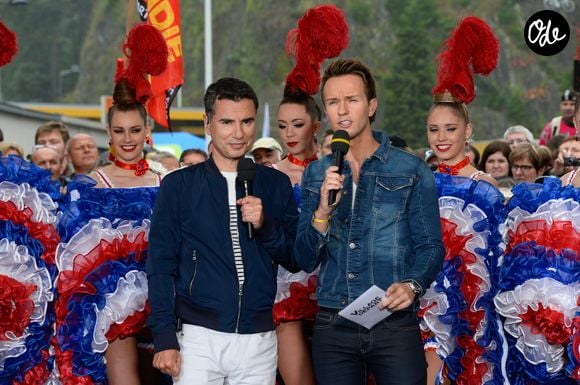 Laurent Luyat et Cyril Féraud sur le départ de la deuxième étape de la 103ème édition de la course cycliste du tour de France avec les danseuses du Moulin-Rouge le 3 juillet 2016 entre Saint-Lo et Cherbourg-en-Cotentin, en Normandie le 3 juillet 2016. . © Coadic Guirec / Bestimage