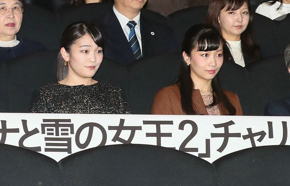 Les princesses japonaises Mako, à gauche, et Kako, à droite, assistent à une projection caritative du film Disney "Frozen II" à Tokyo, au Japon, mardi soir 10 décembre 2019. Photo par Jiji Press/POOL/ABACAPRESS.COM