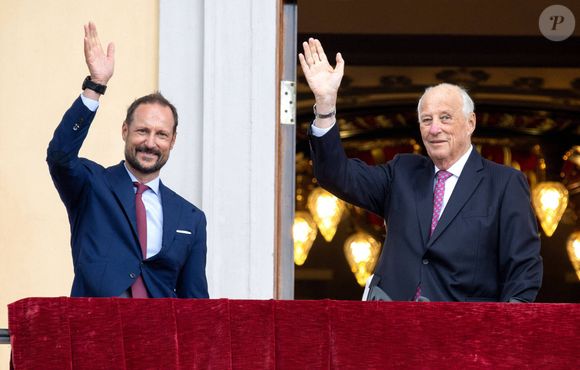 Le roi Harald, la reine Sonja et le prince Haakon de Norvège inspectent la garde royale depuis le balcon du palais royal à Oslo, le 20 août 2024. 
© Dana Press / Bestimage