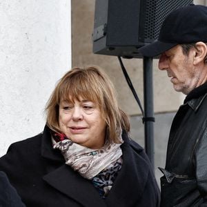 Elle a néanmoins trouvé du réconfort dans les bras de Jean-Luc Reichmann, également présent aux obsèques. 

Michèle Bernier, Jean-Luc Reichmann - Obsèques d'Isabelle Mergault à la Coupole du Père-Lachaise à Paris le 30 mars 2026. © Cyril Moreau - Dominique Jacovides / Bestimage