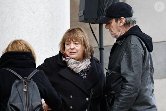 Elle a néanmoins trouvé du réconfort dans les bras de Jean-Luc Reichmann, également présent aux obsèques. 

Michèle Bernier, Jean-Luc Reichmann - Obsèques d'Isabelle Mergault à la Coupole du Père-Lachaise à Paris le 30 mars 2026. © Cyril Moreau - Dominique Jacovides / Bestimage