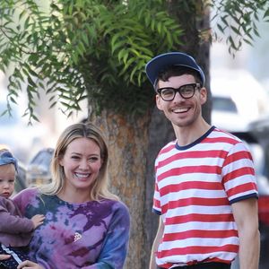 Exclusif - Hilary Duff avec son fiancé Matthew Koma et leur fille Banks, se promènent à Los Angeles, le 13 octobre 2019. Bestimage