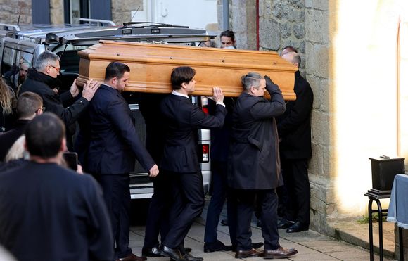 Le cercueil de Jean-Marie Le Pen porté par deux de ses petits-fils - Arrivées des membres de la famille Le Pen aux obsèques de Jean-Marie Le Pen en l'église Saint-Joseph à la Trinité-sur-Mer  le 11 juillet 2025. © Dominique Jacovides / Guillaume Collet / Bestimage