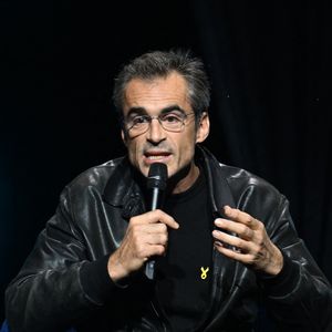 Raphaël Enthoven lors de la soirée hommage "7 octobre - 2 ans après" en mémoire des victimes du 7 octobre et en soutien aux otages du Hamas à la salle Pleyel à Paris le 5 octobre 2025.

© Lionel Urman / Bestimage