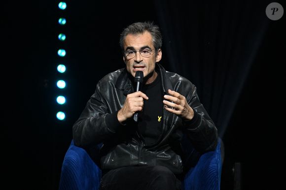 Raphaël Enthoven lors de la soirée hommage "7 octobre - 2 ans après" en mémoire des victimes du 7 octobre et en soutien aux otages du Hamas à la salle Pleyel à Paris le 5 octobre 2025.

© Lionel Urman / Bestimage