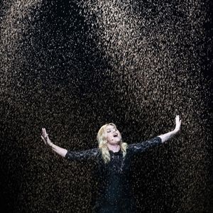 Louane - la France se produit pendant les répétitions générales avant la première demi-finale en direct du 69e Concours Eurovision de la chanson qui s'est tenue à la Halle Saint-Jacques de Bâle le 13 mai 2025, à Bâle, en Suisse. (Image : © Baden Roth/ZUMA Press Wire)