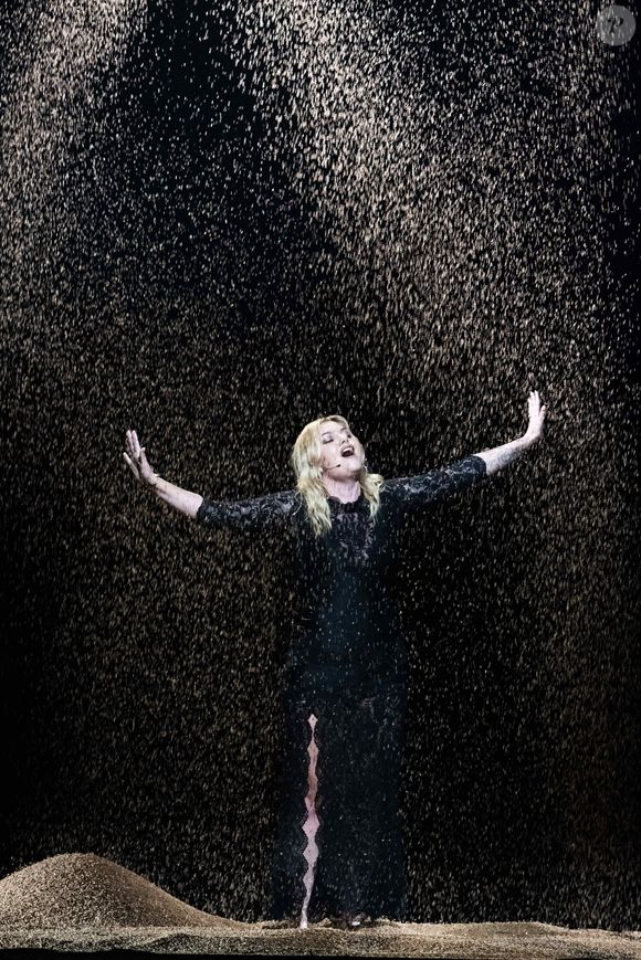 Louane - la France se produit pendant les répétitions générales avant la première demi-finale en direct du 69e Concours Eurovision de la chanson qui s'est tenue à la Halle Saint-Jacques de Bâle le 13 mai 2025, à Bâle, en Suisse. (Image : © Baden Roth/ZUMA Press Wire)