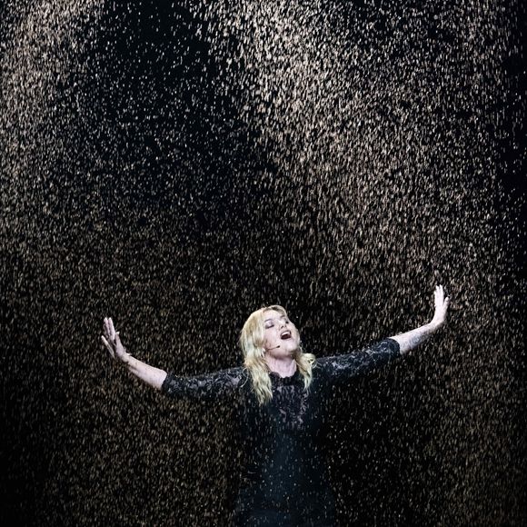 Louane - la France se produit pendant les répétitions générales avant la première demi-finale en direct du 69e Concours Eurovision de la chanson qui s'est tenue à la Halle Saint-Jacques de Bâle le 13 mai 2025, à Bâle, en Suisse. (Image : © Baden Roth/ZUMA Press Wire)