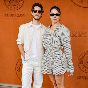 Pierre Niney et sa compagne Natasha Andrews au village lors des Internationaux de France de Tennis de Roland Garros 2025, à Paris, France, le 8 juin 2025. © Cyril Moreau/Bestimage