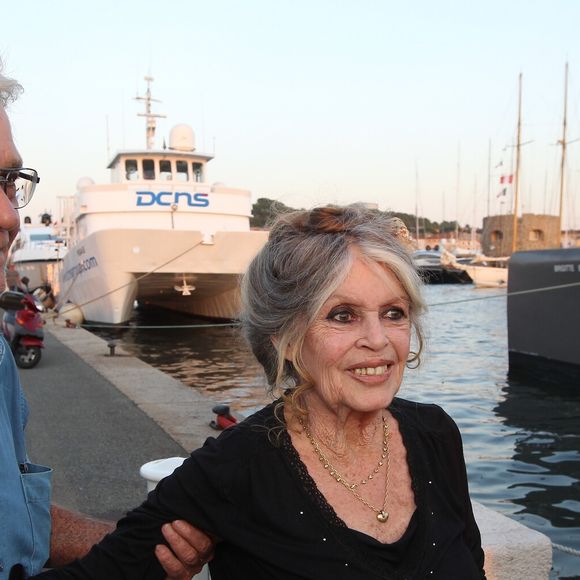 Brigitte Bardot et son mari Bernard d'Ormale avant qu'elle pose avec l'équipage de Brigitte Bardot Sea Shepherd, le célèbre trimaran d'intervention de l'organisation écologiste, sur le port de Saint-Tropez, le 26 septembre 2014. Photo par Philippe Arnassan / Nice Matin / Bestimage