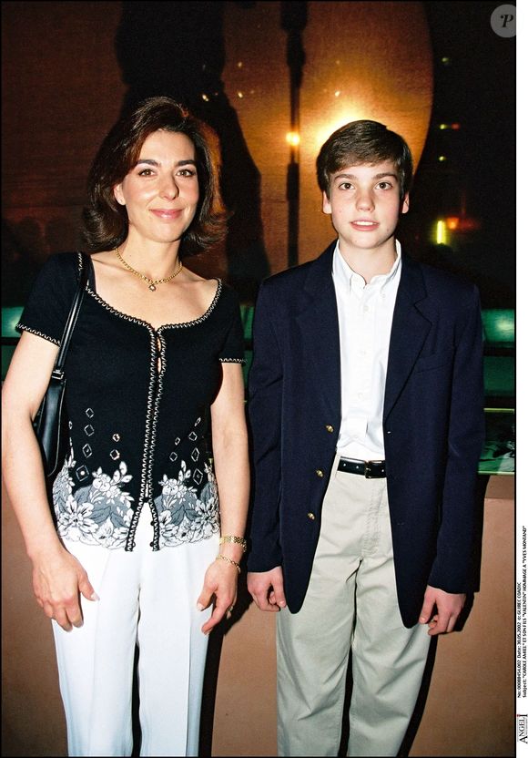 Au départ d'Yves Montand, Carole Amiel éleva leur fils Valentin Montand seule...

Carole Amiel et son fils Valentin le 30 mai 2002. Crédit Coadic Guirec / Bestimage