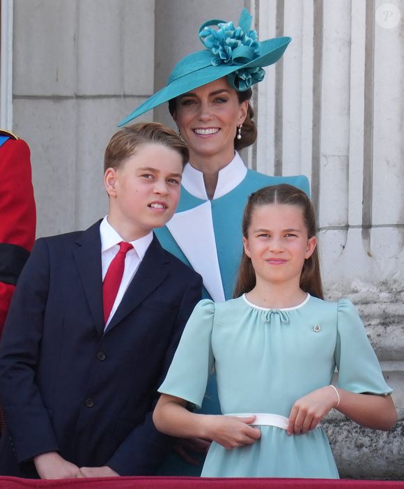 Le prince George de Galles, Kate Middleton, la princesse Charlotte de Galles lors de la cérémonie Trooping the Colour à Londres, le 14 juin 2025. 

Photo : Jams Whatling / Bestimage