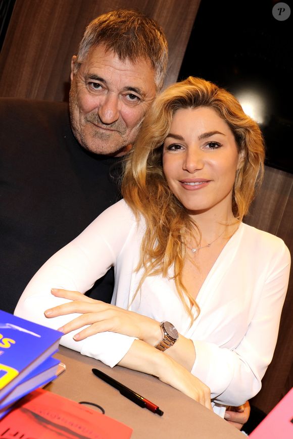 "Je n'ai pas un métier comme les autres, pas une vie sentimentale comme les autres. Je n'ai rien fait dans l'ordre : j'ai épousé un homme de 28 ans de plus que moi, plus âgé que mon père", a glissé la comédienne. 

Jean-Marie Bigard avec sa femme Lola Marois Bigard - 38ème salon du livre de Paris à la Porte de Versailles le 17 mars 2018. © Cédric Periin/Bestimage