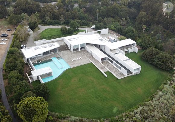 Ils se sont achetés cette demeure d'architecte, très contemporaine, pour 200 millions de dollars... 

Vues aériennes de la villa à 200 millions de dollars de Beyonce et Jay-Z à Los Angeles. C'est l'une des villas les plus chères de Californie. USA, le 23 mai 2023. Crédit Bestimage