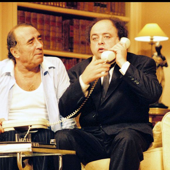 Claude Brasseur et Jacques Villeret sur scène, dans la pièce de Francis Veber "Le dîner de cons", à Paris, en 1993. AGENCE / BESTIMAGE