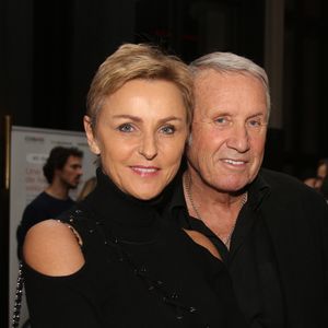 Exclusif - Yves Rénier et sa femme Karin lors de la soirée de lancement de "Cosmo Connected", le premier feu de freinage connecté pour moto, scooter ou vélo au Café de l'Homme à Paris le 25 Janvier 2018.
© Guignebourg-Vereen/Bestimage