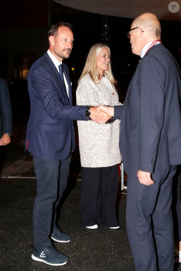La princesse Mette-Marit ne pourra pas assurer ses engagements durant tout le mois d'octobre.

Le prince héritier Haakon et la princesse héritière Mette-Marit assistent au match international de football masculin entre la Norvège et la Moldavie au stade Ullevaal le 9 septembre 2025. © Action Press / Bestimage