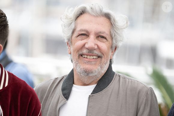 Alain Chabat assiste au photocall de L'amour Ouf (Beating Hearts) lors du 77ème Festival de Cannes au Palais des Festivals le 24 mai 2024 à Cannes, France. Photo by David NIVIERE/ABACAPRESS.COM