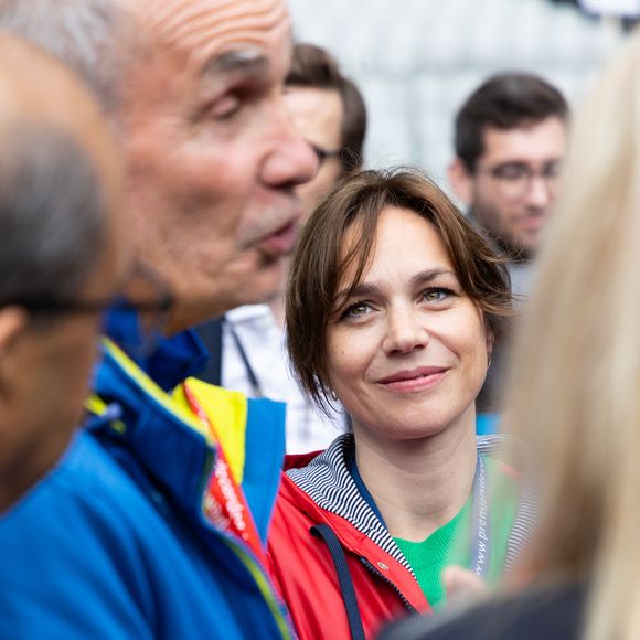 Nathalie Péchalat lors de la "Journée De L'Evasion 2025" au Stade de France à Saint-Denis.
L'association "Premiers de cordée" s'est donné comme mission de proposer gratuitement des initiations sportives aux enfants malades et/ou en situation de handicap.
Ce 28 mai 2025, avec le soutien de la Région notamment, elle propose à des milliers d'enfants de s'initier gratuitement à de nombreux sports en compagnie d'éducateurs sportifs et d'athlètes de haut niveau. Saint-Denis, le 29 mai 2025.

© Thibault Duboucher / Bestimage