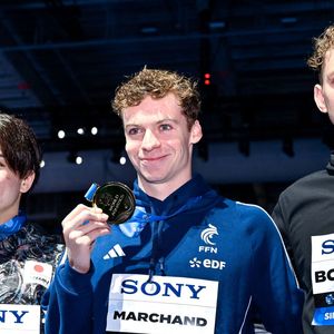 Léon Marchand sur le podium après sa médaille d'or dans l'épreuve du 400m Individuel lors des 22ème Championnats du Monde de Natation à Singapour Inside/Psnewz/Bestimage