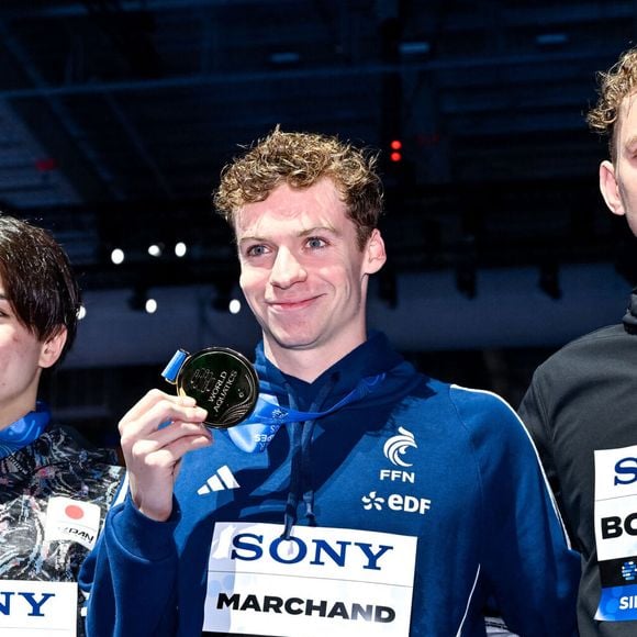 Léon Marchand sur le podium après sa médaille d'or dans l'épreuve du 400m Individuel lors des 22ème Championnats du Monde de Natation à Singapour Inside/Psnewz/Bestimage