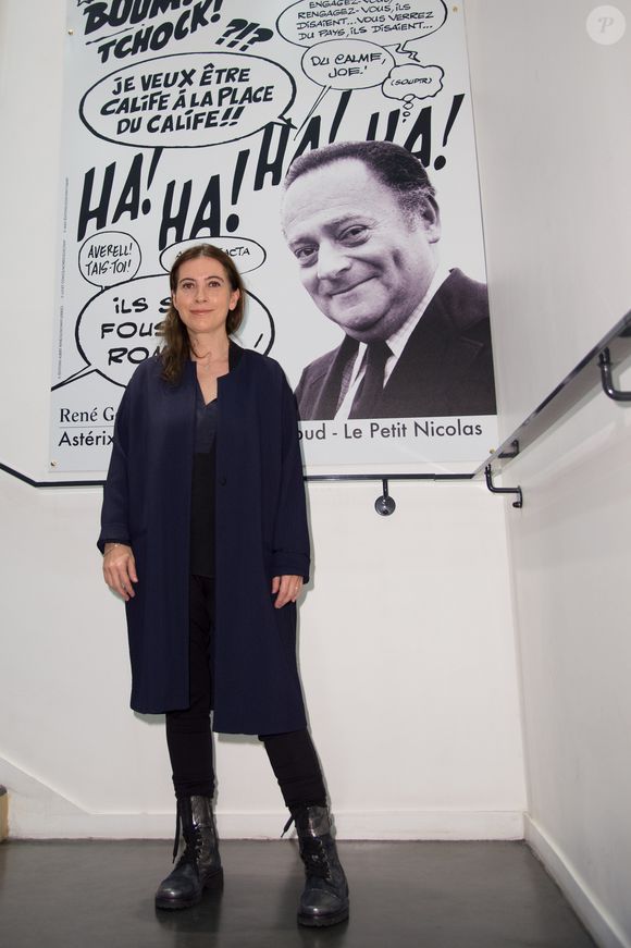Au centre d'animation René Goscinny situé dans le 13ème arrondissement de Paris, Anne Goscinny découvre la fresque dédiée à son père. René Goscinny, décedé le 5 novembre 1977, est un écrivain, humoriste et scénariste de bande dessinée français. Le 5 novembre 2015 © Agence /Bestimage