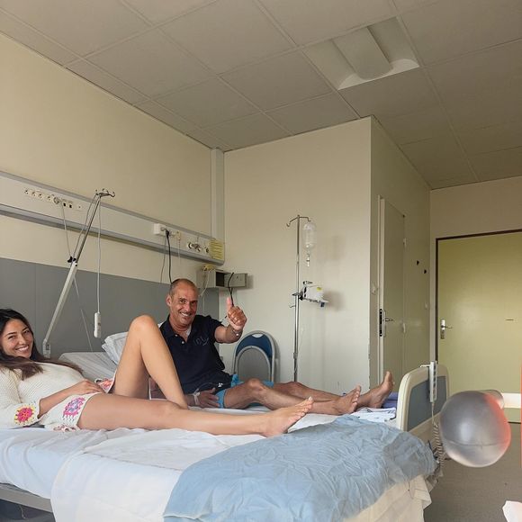 Delphine Wespiser au chevet de son ancien compagnon Roger Erhart, hospitalisé depuis plusieurs jours. L'ancienne Miss France a publié un message et des photos sur Instagram le 14 août 2025.